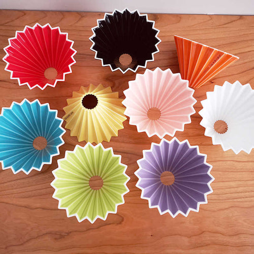 Origami Dripper Kit - Café Central. Ideal para café de filtro. Vista cenital de todos los colores. Origami rosa, amarillo, verde, turquesa, violeta y rojo