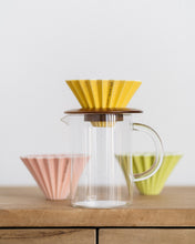 Origami Dripper Kit - Café Central. Filtro Origami original en Amarillo. Para café de filtro. Al fondo se ven dos dripper más uno en verde y otro en rosa